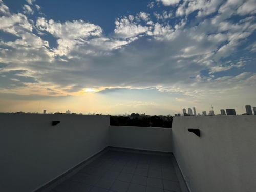 a view of a cloudy sky from a rooftop at Departamento nuevo a 5 cuadras de Roma Norte in Mexico City