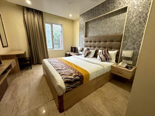 Una cama o camas en una habitación de Hotel River Rhythm Assi Ghat