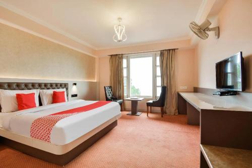 Habitación de hotel con cama y TV en Aangan regency en Shimla