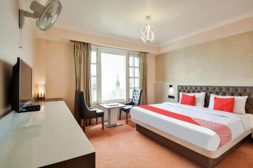 Habitación de hotel con cama grande y TV en Aangan regency, en Shimla