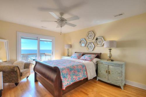 Postel nebo postele na pokoji v ubytování 4003 E Beach Drive