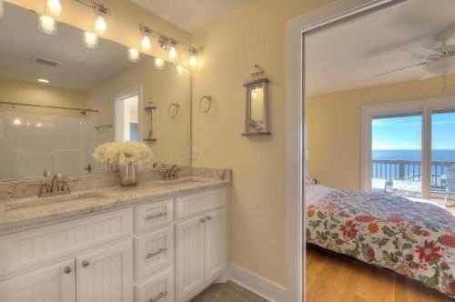 Postel nebo postele na pokoji v ubytování 4003 E Beach Drive