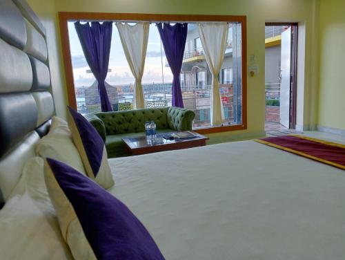 Postel nebo postele na pokoji v ubytování ST Apple Beach Resort Mandarmani