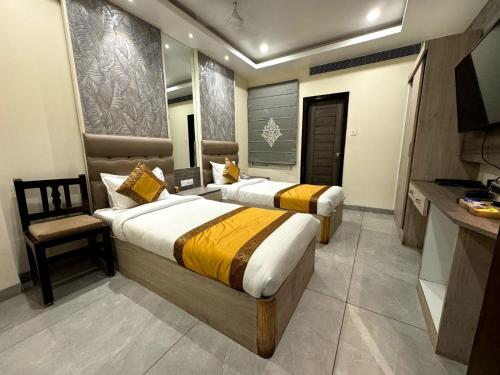 Una cama o camas en una habitación de Hotel River Rhythm Assi Ghat