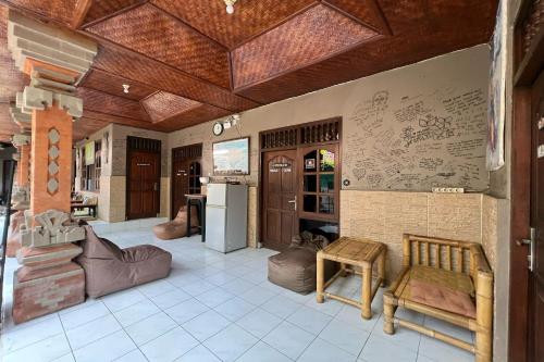 a living room with a wooden ceiling at Padi-Padi Hostel & Bar in Ubud
