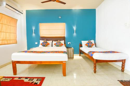 Säng eller sängar i ett rum på FabHotel Benz Destination Resort