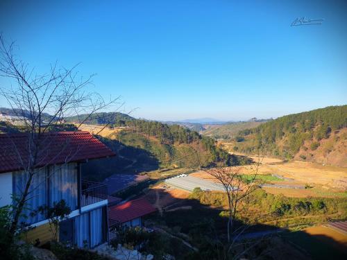 산 경관 또는 롯지에서 바라본 산 전망