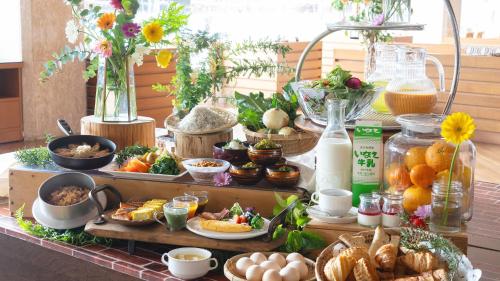 a table with a buffet of food and drinks at Hotel Concorde Hamamatsu in Hamamatsu