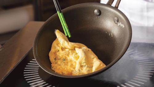 a wok with a piece of food in it at Hotel Concorde Hamamatsu in Hamamatsu