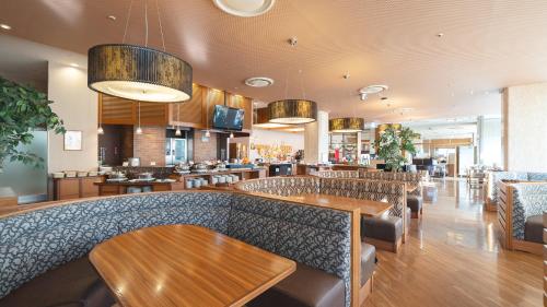 a restaurant with chairs and tables and a bar at Hotel Concorde Hamamatsu in Hamamatsu