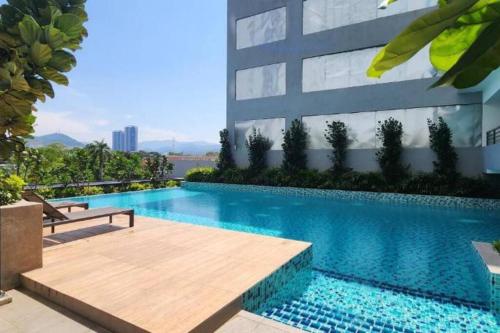 una piscina di fronte a un edificio di Neu Suites Studio Room - 3km to KLCC, 8 mins walk to LRT a Kuala Lumpur