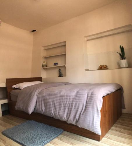 um quarto com uma cama e uma janela em Samriddhi HomeStay em Catmandu