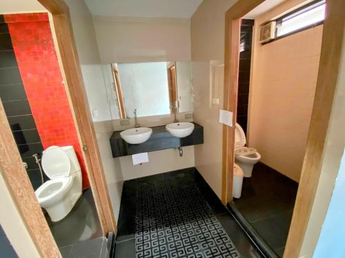 a bathroom with two sinks and two toilets at YOWGO THAI guest House in Bangkok