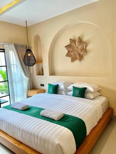 een slaapkamer met een groot bed met een ster aan de muur bij Sampai Villa Sahara in Yogyakarta