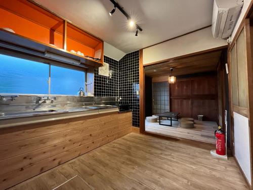 baño con lavabo y ventana grande en CalmbaseRIVER - Vacation STAY 22009v en Numazu
