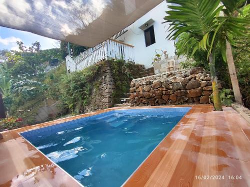una piscina frente a una casa en Tanay Overlooking Sea of Clouds Staycation house en Tanay