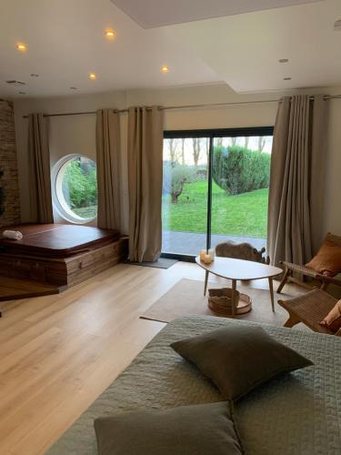 Χώρος καθιστικού στο Chambre romantique avec Jacuzzi privée