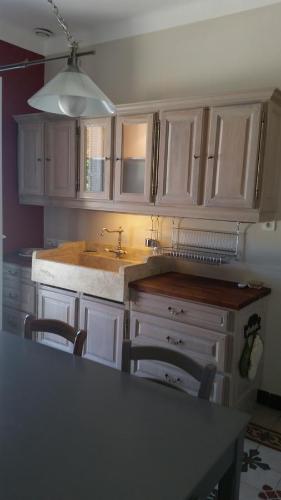 La cuisine est équipée de placards blancs, d'un évier et d'un comptoir. dans l'établissement Casa Santa Maria, à Patrimonio