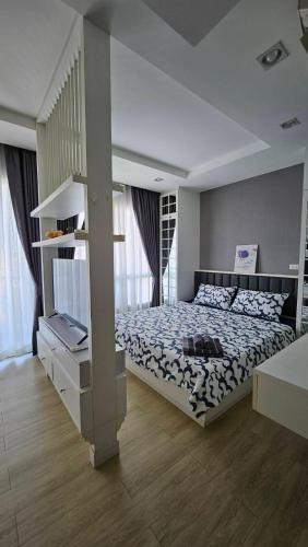 a bedroom with a bed and a book shelf at The Patio BangsaenF6 R71 in Ban Bang Saen (1)
