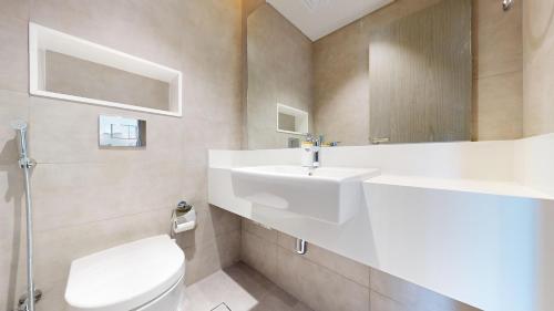 Primestay - District One Residences 16 - MBR في دبي: حمام به مرحاض أبيض ومغسلة