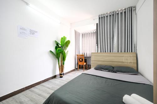 1 dormitorio con 1 cama y 1 silla en Ohio Hotel & Apartment, en Ho Chi Minh