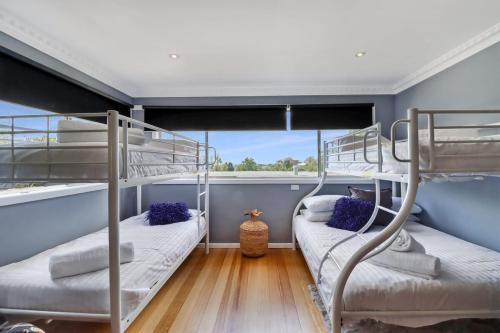 Ένα ή περισσότερα κρεβάτια σε δωμάτιο στο Scenic Serenity Large Family Home in Geelong