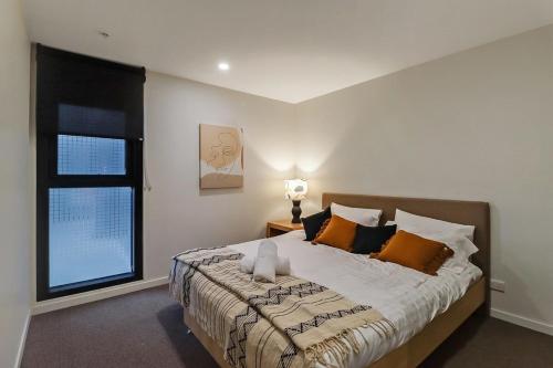 - une chambre avec un grand lit et une fenêtre dans l'établissement Retreat on Bellerine I Corporate or Getaway, à Geelong