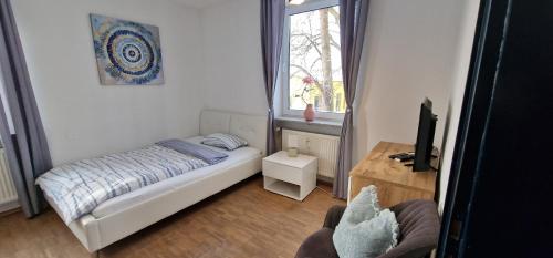 - une petite chambre avec un lit et une fenêtre dans l'établissement Bahnhof City Loft & Apartments, à Augsbourg