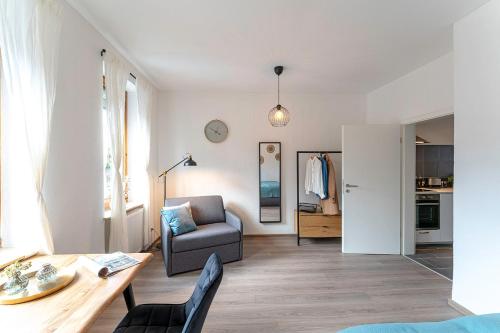 een woonkamer met een tafel en een stoel bij Deluxe Studio, PS4, Parken, Netflix, Klinikum in Bendorf