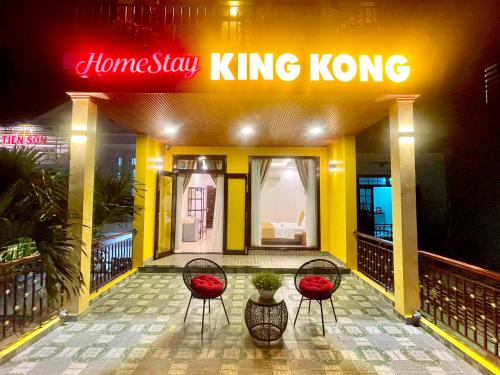 Un edificio King Kong con dos sillas delante en King Kong Homestay, en Hoi An