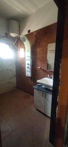 baño con lavabo y una luz en la pared en Shan stay Home, Near wonder la No, en Bangalore