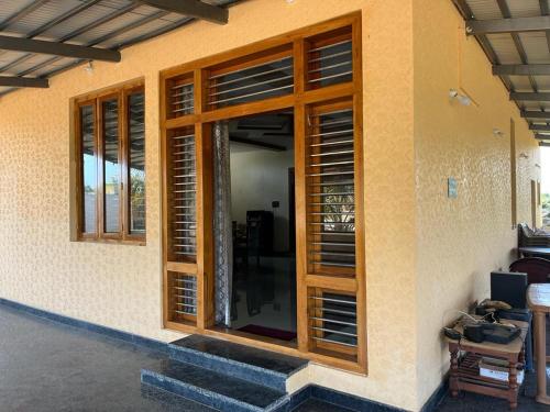 un edificio con puertas y ventanas de madera. en Shan stay Home, Near wonder la No, en Bangalore