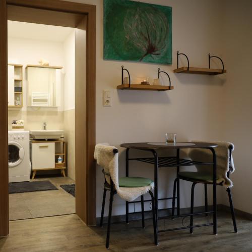 una cucina con tavolo e sedie in una stanza di Ferienwohnung Waldfrieden ad Absam