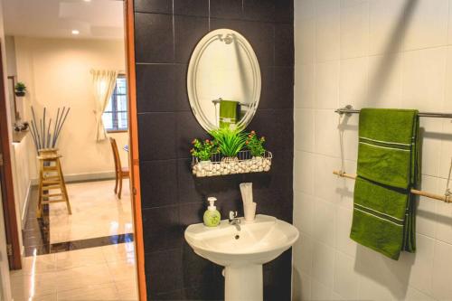 La salle de bains est pourvue d'un lavabo et d'un miroir. dans l'établissement cross 9, à Ban Thalat Choeng Thale