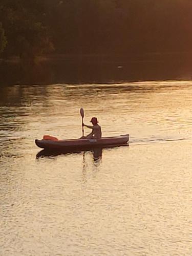 una persona en una canoa sobre un cuerpo de agua en Khum Thong Resort en Takua Pa