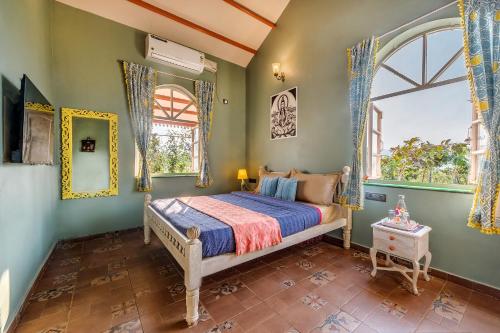 een slaapkamer met een bed en een groot raam bij CosmicStays Sukoon - A place for mind, body & soul in Takwa Budrukh