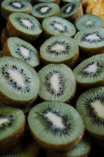 a pile of kiwi slices with kiwis on them at Prinsotel La Pineda in Cala Ratjada
