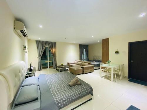 ジョホールバルにあるKSL D Esplanade King size bed Johor Bahru B9のリビングルーム(ベッド1台、ソファ付)