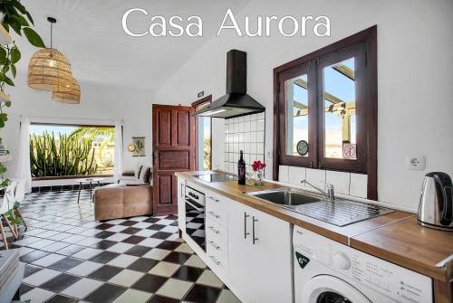 cocina con fregadero y encimera en Casa Pilar, Aurora y Tarabilla en Finca Ecológica, en Teguitar