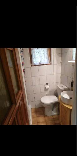 een kleine badkamer met een toilet en een wastafel bij Chata w górach in Porąbka