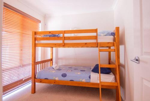 2 Etagenbetten in einem Zimmer mit Fenster in der Unterkunft Family Oasis At Busselton in Geographe