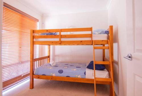 2 beliches num quarto com uma janela em Family Oasis At Busselton em Geographe