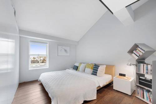 Ένα ή περισσότερα κρεβάτια σε δωμάτιο στο Luxury Paddington Penthouse by MoreThanStays