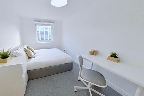 Schlafzimmer mit einem Bett, einem Schreibtisch und einem Stuhl in der Unterkunft 3 Bed - Close to City Centre, LGI and Uni of Leeds - Long Stay Rates in Headingley