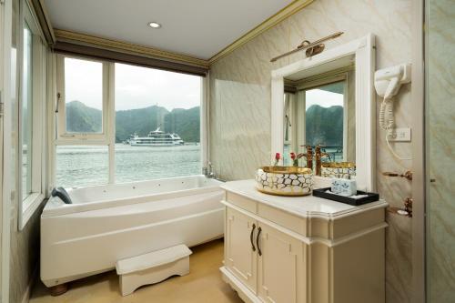 La Renta Premium Cruise في ها لونغ: حمام مع حوض ومغسلة ومرآة