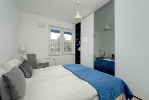 Posteľ alebo postele v izbe v ubytovaní Klimasa White&Blue Apartment with Balcony in Wrocław by Noclegi Renters