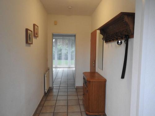 a hallway with a door leading to a room with a hallwayngthngthngthngth at Haus Ute in Hooksiel