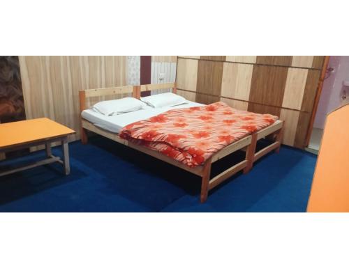um quarto com uma cama e uma mesa em Hotel Priya, Ghanghariya em Pāndukeshwar