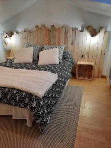 ein Wohnzimmer mit einem Sofa mit Kissen darauf in der Unterkunft maison bonheur in Cerizay