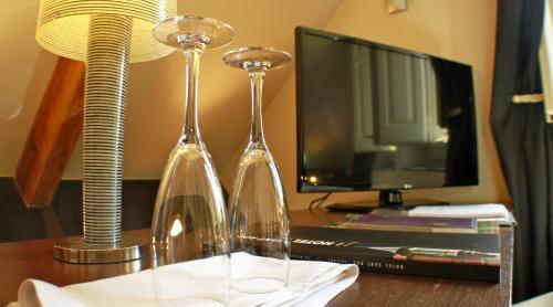 two wine glasses sitting on top of a desk at Hotel Sant Roc in Solsona